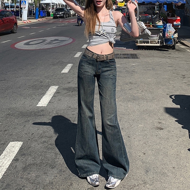 Γυναικείες τζιν denim σε σκούρο μπλε με πλυμένο φινίρισμα και μοτίβο γατιού-μουστάκι, χαμηλή μέση, ελαφρώς φαρδιές, στενή γραμμή, Άνοιξη–Φθινόπωρο 2026