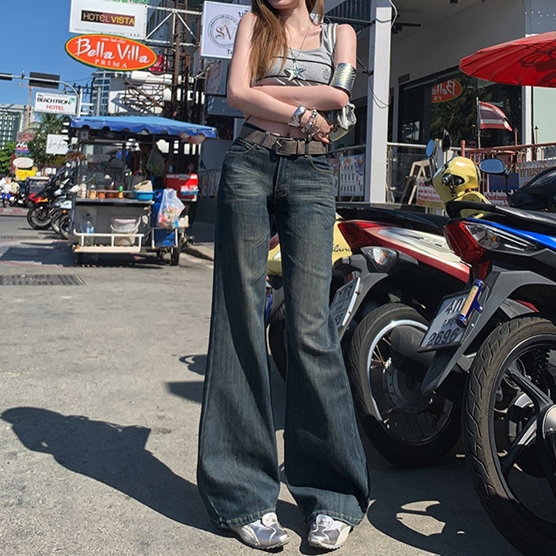 Γυναικείες τζιν denim σε σκούρο μπλε με πλυμένο φινίρισμα και μοτίβο γατιού-μουστάκι, χαμηλή μέση, ελαφρώς φαρδιές, στενή γραμμή, Άνοιξη–Φθινόπωρο 2026