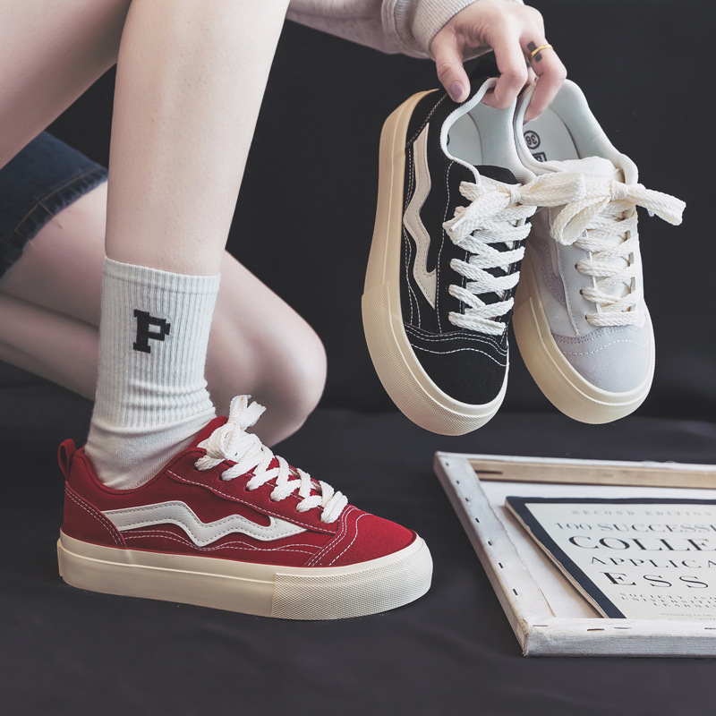 Γυναικείες κόκκινες καμβά sneakers με ρετρό φουσκωτή σόλα και πλατφόρμα για αύξηση ύψους, ευέλικτα καθημερινά αθλητικά παπούτσια