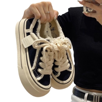 Γυναικείες καθημερινές καμβά sneakers, μαύρες, χαμηλό άνω μέρος, στρογγυλή μύτη, φουσκωτή σόλα με πλατφόρμα