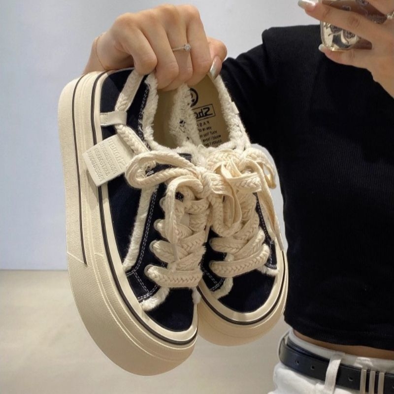 Γυναικείες καθημερινές καμβά sneakers, μαύρες, χαμηλό άνω μέρος, στρογγυλή μύτη, φουσκωτή σόλα με πλατφόρμα