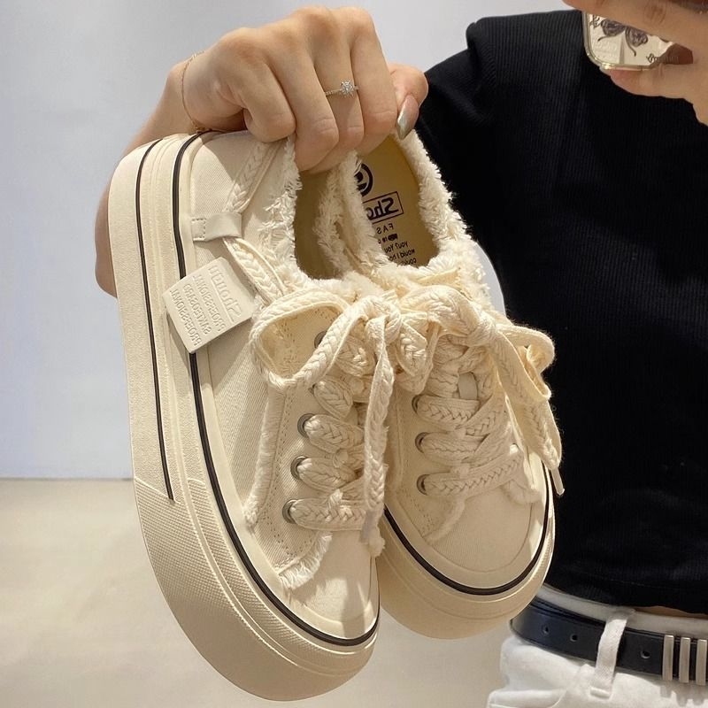 Γυναικείες καθημερινές καμβά sneakers, μαύρες, χαμηλό άνω μέρος, στρογγυλή μύτη, φουσκωτή σόλα με πλατφόρμα