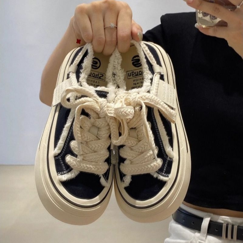Γυναικείες καθημερινές καμβά sneakers, μαύρες, χαμηλό άνω μέρος, στρογγυλή μύτη, φουσκωτή σόλα με πλατφόρμα