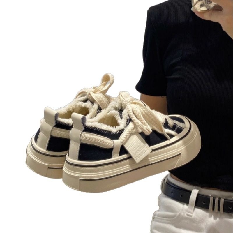Γυναικείες καθημερινές καμβά sneakers, μαύρες, χαμηλό άνω μέρος, στρογγυλή μύτη, φουσκωτή σόλα με πλατφόρμα