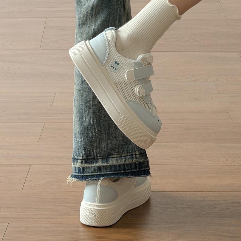 Γυναικεία λευκά αθλητικά με Velcro, φαρδιά σόλα για αύξηση ύψους, μοντέλο 2026, μοναδικός σχεδιασμός, κατάλληλες για φοιτήτριες