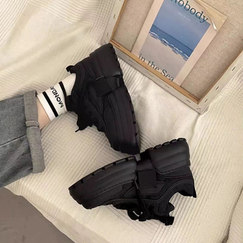 Γυναικείες μαύρες sneakers με φαρδιά σόλα και λευκό επάνω μέρος, πλατφόρμα αύξησης ύψους, casual αθλητικά παπούτσια τύπου dad, μοντέλο 2025.