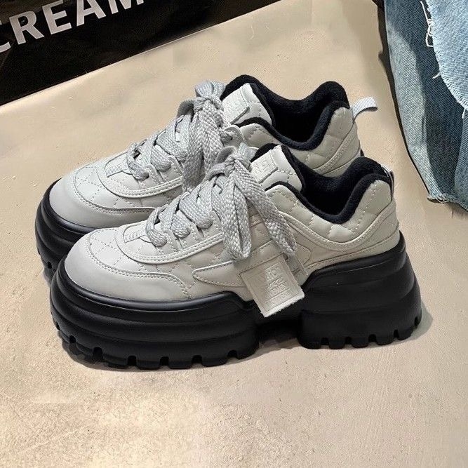 Γυναικείες μαύρες sneakers με φαρδιά σόλα και λευκό επάνω μέρος, πλατφόρμα αύξησης ύψους, casual αθλητικά παπούτσια τύπου dad, μοντέλο 2025.
