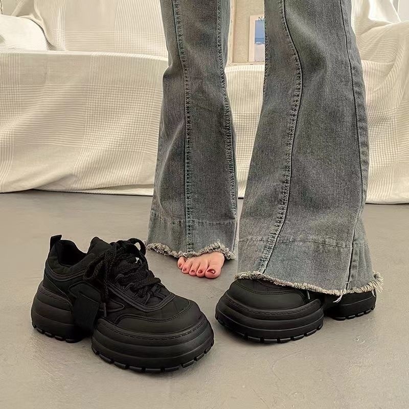 Γυναικείες μαύρες sneakers με φαρδιά σόλα και λευκό επάνω μέρος, πλατφόρμα αύξησης ύψους, casual αθλητικά παπούτσια τύπου dad, μοντέλο 2025.
