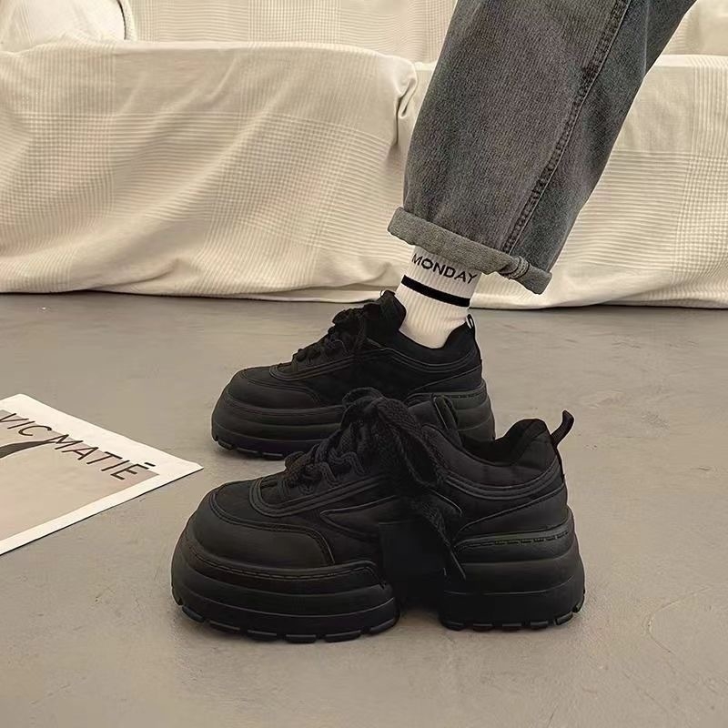 Γυναικείες μαύρες sneakers με φαρδιά σόλα και λευκό επάνω μέρος, πλατφόρμα αύξησης ύψους, casual αθλητικά παπούτσια τύπου dad, μοντέλο 2025.