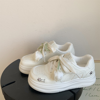 B3302 Tulip λευκά γυναικείνα sneakers με φαρδιά σόλα, Άνοιξη 2026, casual και ευέλικτα με κορδόνια για να φορεθούν με φούστες