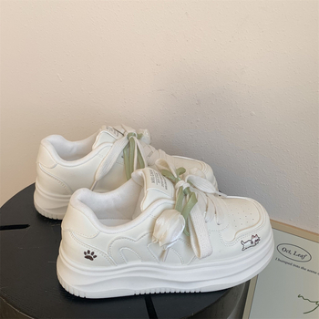 B3302 Tulip λευκά γυναικείνα sneakers με φαρδιά σόλα, Άνοιξη 2026, casual και ευέλικτα με κορδόνια για να φορεθούν με φούστες