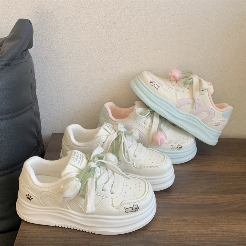 B3302 Tulip λευκά γυναικείνα sneakers με φαρδιά σόλα, Άνοιξη 2026, casual και ευέλικτα με κορδόνια για να φορεθούν με φούστες