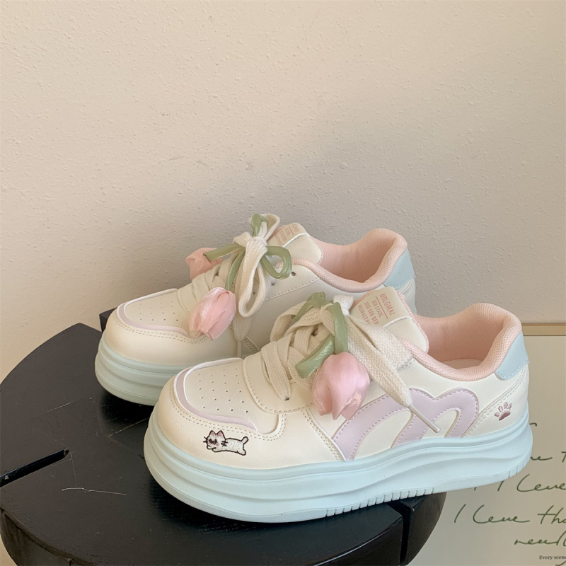 B3302 Tulip λευκά γυναικείνα sneakers με φαρδιά σόλα, Άνοιξη 2026, casual και ευέλικτα με κορδόνια για να φορεθούν με φούστες