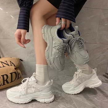 Γυναικεία αθλητικά παπούτσια σε στυλ dad shoes, λευκά, με διαπνοή από mesh, φαρδιά σόλα, καθημερινή χρήση και προπόνηση, άνοιξη 2026 νέο μοντέλο