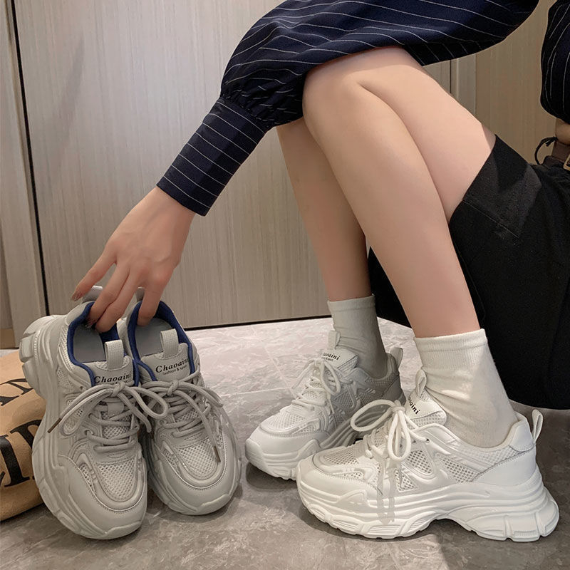 Γυναικεία αθλητικά παπούτσια σε στυλ dad shoes, λευκά, με διαπνοή από mesh, φαρδιά σόλα, καθημερινή χρήση και προπόνηση, άνοιξη 2026 νέο μοντέλο
