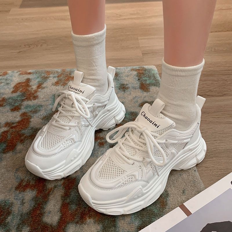 Γυναικεία αθλητικά παπούτσια σε στυλ dad shoes, λευκά, με διαπνοή από mesh, φαρδιά σόλα, καθημερινή χρήση και προπόνηση, άνοιξη 2026 νέο μοντέλο
