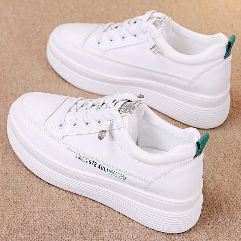 Γυναικείες λευκές αθλητικές με κρυφή αύξηση ύψους, άνοιξη 2026, ευέλικτες με φαρδιά σόλα, αναπνεύσιμες, αντιολισθητικές, casual