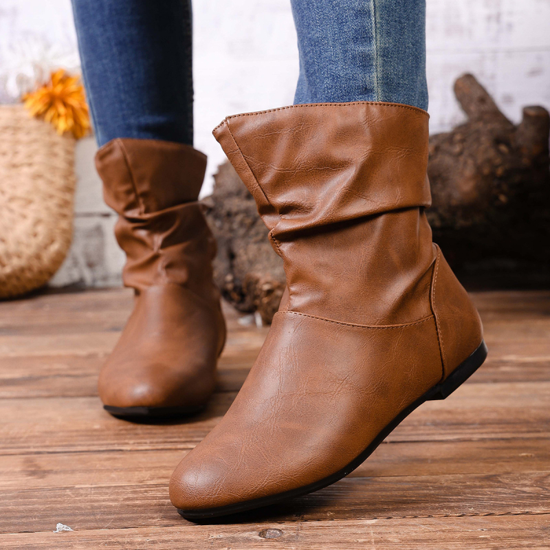 Γυναικεία δερμάτινα μποτάκια slip-on, σε μέγεθος plus-size, κοντά, με πιέτες