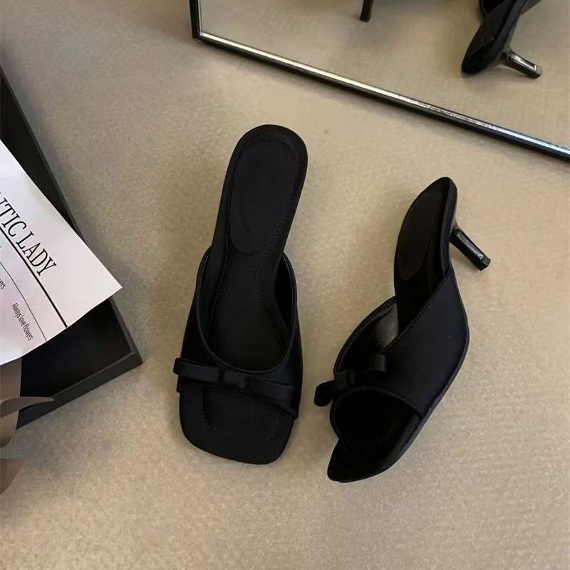 Μαύρες γυναικείες mule με λεπτό τακούνι και φιόγκο, ανοιχτό δάχτυλο, καλοκαίρι 2025