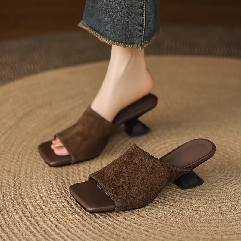Σανδάλια slingback με peep-toe, μεσαίο τακούνι 3–5 cm, κομψό καλοκαιρινό στυλ