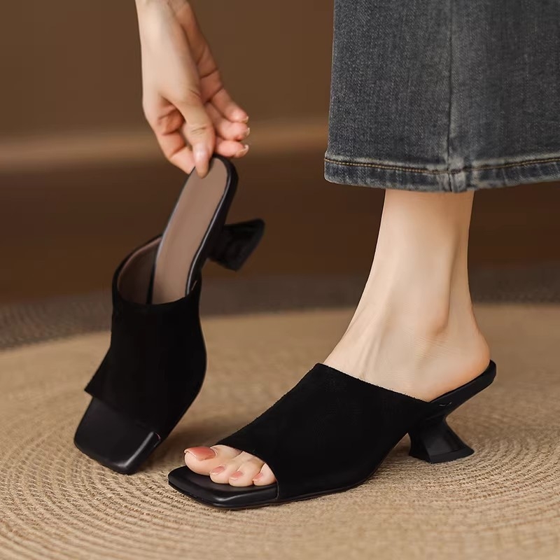 Σανδάλια slingback με peep-toe, μεσαίο τακούνι 3–5 cm, κομψό καλοκαιρινό στυλ