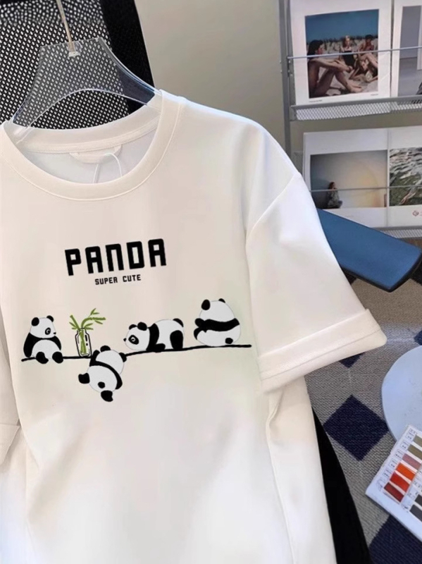 Γυναικείο κοντομάνικο T‑shirt για καλοκαίρι, δροσερή ελαφριά υφανση από βαμβάκι-πολυεστέρα, τύπωμα κόκκινου πάντα, στρογγυλή λαιμόκοψη, κανονική εφαρμογή.