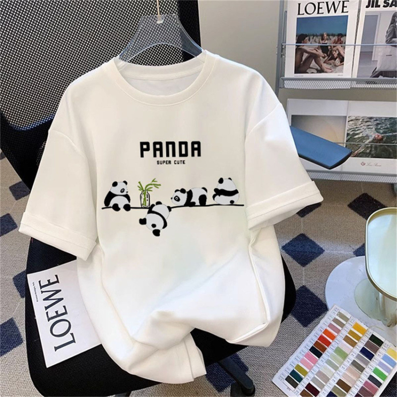Γυναικείο κοντομάνικο T‑shirt για καλοκαίρι, δροσερή ελαφριά υφανση από βαμβάκι-πολυεστέρα, τύπωμα κόκκινου πάντα, στρογγυλή λαιμόκοψη, κανονική εφαρμογή.