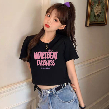 Γυναικείο μαύρο κοντό T‑shirt με εκτύπωση κειμένου, στρογγυλός λαιμός, στενή γραμμή για καλοκαίρι