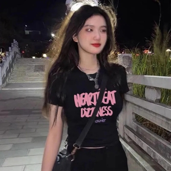 Γυναικείο μαύρο κοντό T‑shirt με εκτύπωση κειμένου, στρογγυλός λαιμός, στενή γραμμή για καλοκαίρι