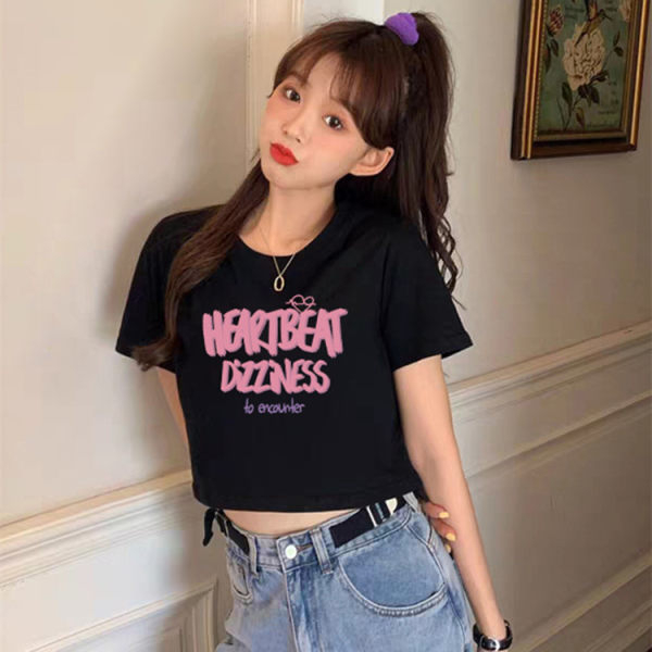 Γυναικείο μαύρο κοντό T‑shirt με εκτύπωση κειμένου, στρογγυλός λαιμός, στενή γραμμή για καλοκαίρι