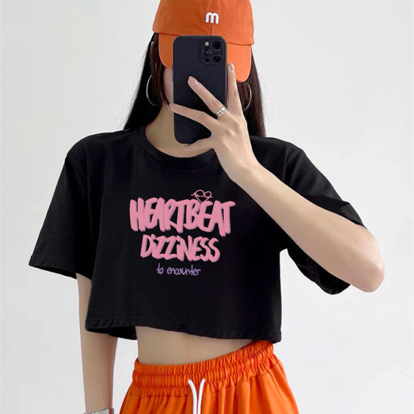 Γυναικείο μαύρο κοντό T‑shirt με εκτύπωση κειμένου, στρογγυλός λαιμός, στενή γραμμή για καλοκαίρι