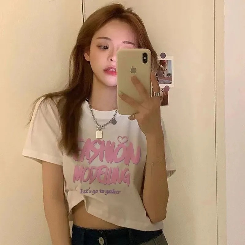Γυναικείο μαύρο κοντό T‑shirt με εκτύπωση κειμένου, στρογγυλός λαιμός, στενή γραμμή για καλοκαίρι