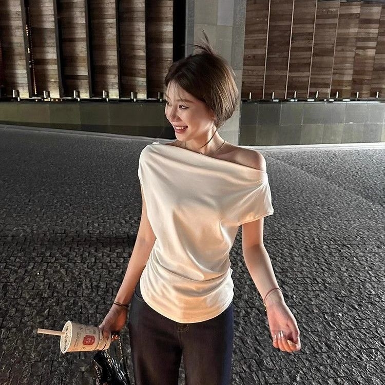 Γυναικείο T‑shirt με λεπτή εφαρμογή από μοντάλ-βαμβάκι, off-shoulder γραμμή με ένα ώμο, κοντό μανίκι, λεπτομέρειες patch