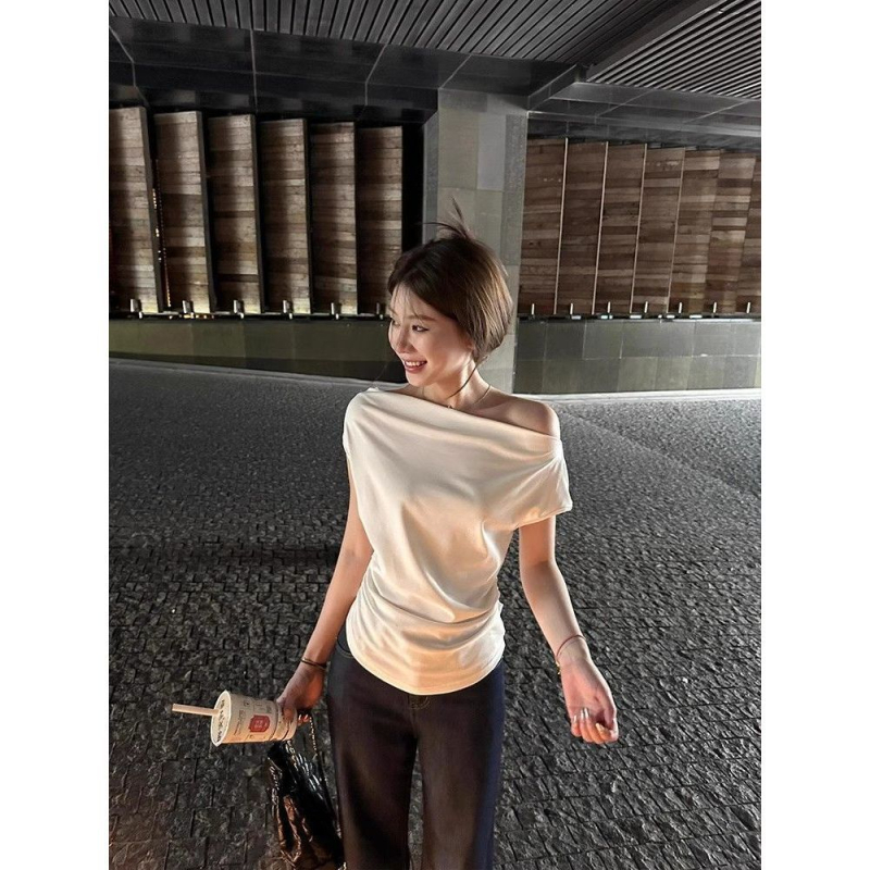 Γυναικείο T‑shirt με λεπτή εφαρμογή από μοντάλ-βαμβάκι, off-shoulder γραμμή με ένα ώμο, κοντό μανίκι, λεπτομέρειες patch