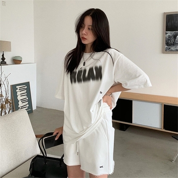 Γυναικεία μαύρη T-Shirt με κοντά μανίκια, χαλαρή γραμμή, εκτύπωση καρτούν, στρογγυλός λαιμός, ύφασμα Milk Silk πολυεστέρας