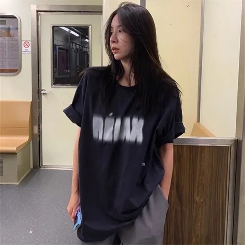 Γυναικεία μαύρη T-Shirt με κοντά μανίκια, χαλαρή γραμμή, εκτύπωση καρτούν, στρογγυλός λαιμός, ύφασμα Milk Silk πολυεστέρας