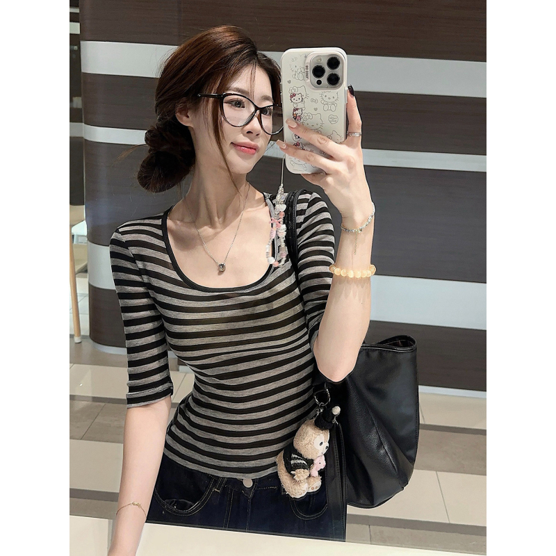 Γυναικεία T‑shirt με U-λαιμό, ριγέ κοντομάνικο, εφαρμοστή γραμμή που σφίγγει τη μέση, καλοκαίρι 2026