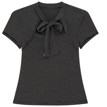 Γυναικείο κοντομάνικο T‑shirt ριγέ με κορδόνι-δέσιμο και μικρό όρθιο γιακά – καλοκαίρι 2026, στενή εφαρμογή