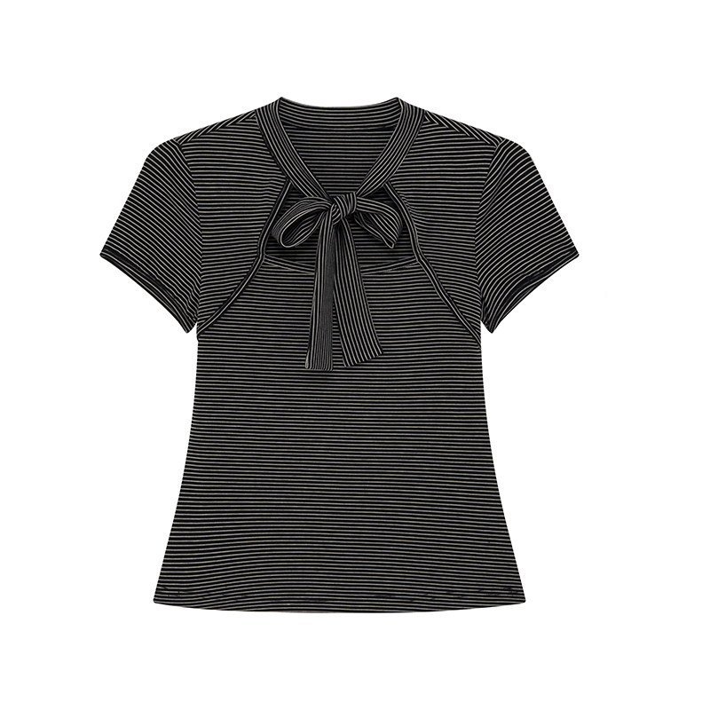 Γυναικείο κοντομάνικο T‑shirt ριγέ με κορδόνι-δέσιμο και μικρό όρθιο γιακά – καλοκαίρι 2026, στενή εφαρμογή
