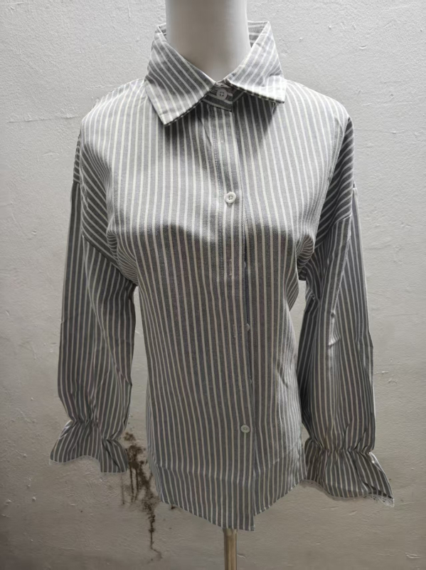 Γυναικείο πουκάμισο σε απαλό γαλάζιο με κάθετες ρίγες, άνετη εφαρμογή, δαντέλα ένθετη, μανίκια φανάρι, casual πουκάμισο-ζακέτα