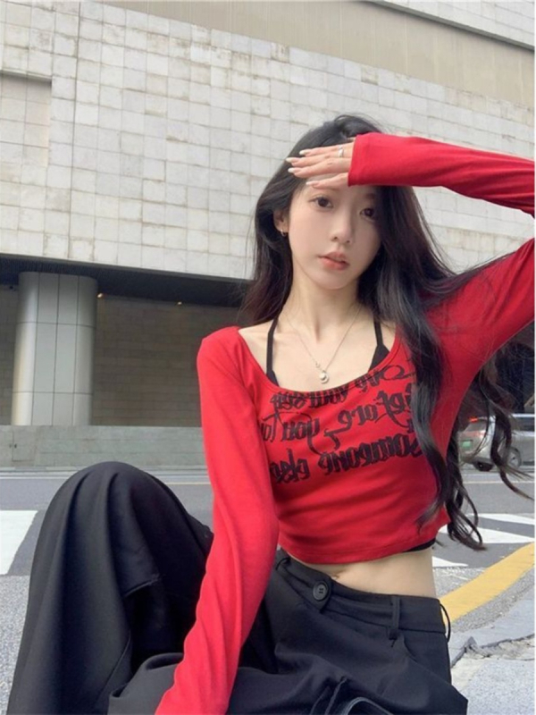 Κόκκινο γυναικείο μακρυμάνικο T-shirt, εφαρμογή στενή, U-λαιμός, αμερικανικό ρετρό στυλ, κοντό μήκος για φθινόπωρο-χειμώνα