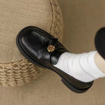 Μαύρα γυναικεία δερμάτινα loafers με λεπτομέρεια νομίσματος, 2026 νέο στυλ, μαλακό δέρμα, γαλλικό στυλ, μεσαίο ύψος τακουνιού, κατάλληλα για εργασία και μετακινήσεις