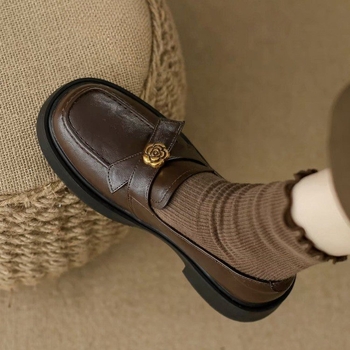 Μαύρα γυναικεία δερμάτινα loafers με λεπτομέρεια νομίσματος, 2026 νέο στυλ, μαλακό δέρμα, γαλλικό στυλ, μεσαίο ύψος τακουνιού, κατάλληλα για εργασία και μετακινήσεις