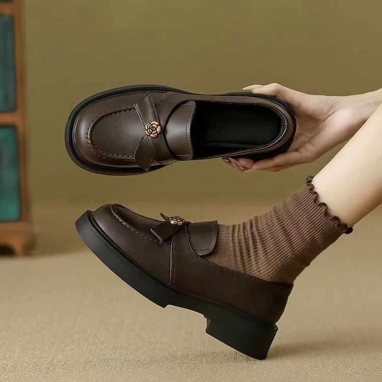 Μαύρα γυναικεία δερμάτινα loafers με λεπτομέρεια νομίσματος, 2026 νέο στυλ, μαλακό δέρμα, γαλλικό στυλ, μεσαίο ύψος τακουνιού, κατάλληλα για εργασία και μετακινήσεις