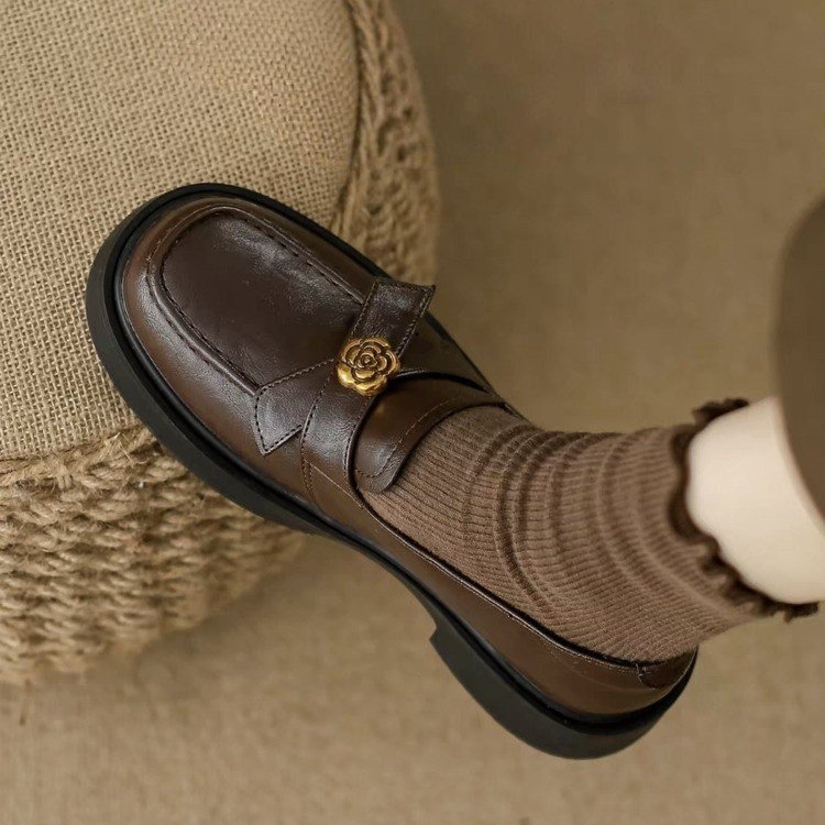 Μαύρα γυναικεία δερμάτινα loafers με λεπτομέρεια νομίσματος, 2026 νέο στυλ, μαλακό δέρμα, γαλλικό στυλ, μεσαίο ύψος τακουνιού, κατάλληλα για εργασία και μετακινήσεις