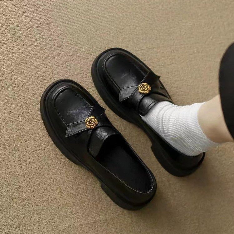 Μαύρα γυναικεία δερμάτινα loafers με λεπτομέρεια νομίσματος, 2026 νέο στυλ, μαλακό δέρμα, γαλλικό στυλ, μεσαίο ύψος τακουνιού, κατάλληλα για εργασία και μετακινήσεις