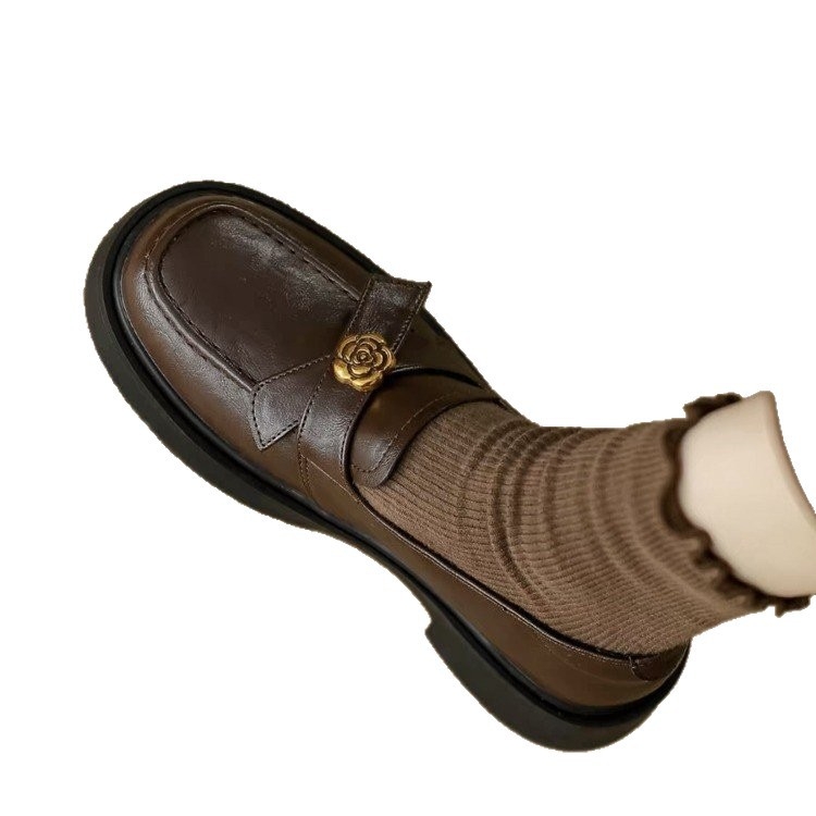 Μαύρα γυναικεία δερμάτινα loafers με λεπτομέρεια νομίσματος, 2026 νέο στυλ, μαλακό δέρμα, γαλλικό στυλ, μεσαίο ύψος τακουνιού, κατάλληλα για εργασία και μετακινήσεις