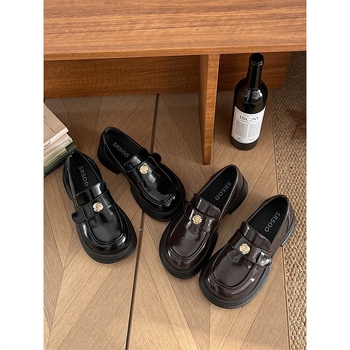 Γυναικείοι loafers με στρογγυλή μύτη, μαύρες, με παχιά σόλα, ρετρό βρετανικό στυλ, καλοκαίρι 2026, slip-on
