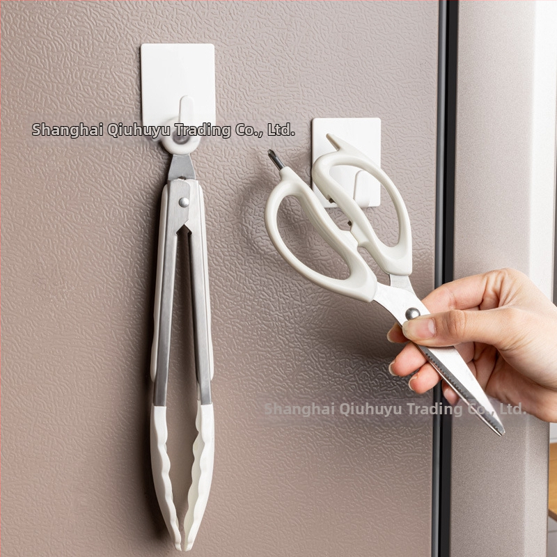 Magnetický háčik na boku chladničky na úložný priestor v kuchyni – silný magnet, bez dierovača, udrží lyžicu, špachtľu a handričku