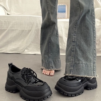 Γυναικεία loafers με χοντρή σόλα σε βρετανικό στυλ, με κορδόνια, συνθετικό δέρμα, για άνοιξη-φθινόπωρο, 2026.